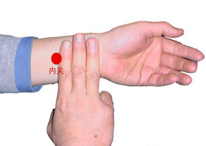 刺激內(nèi)關(guān)穴，理氣安神治耳聾