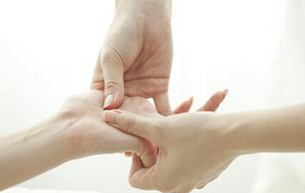 夏季胃痛胃脹 中醫(yī)按摩祛濕氣養(yǎng)脾胃。