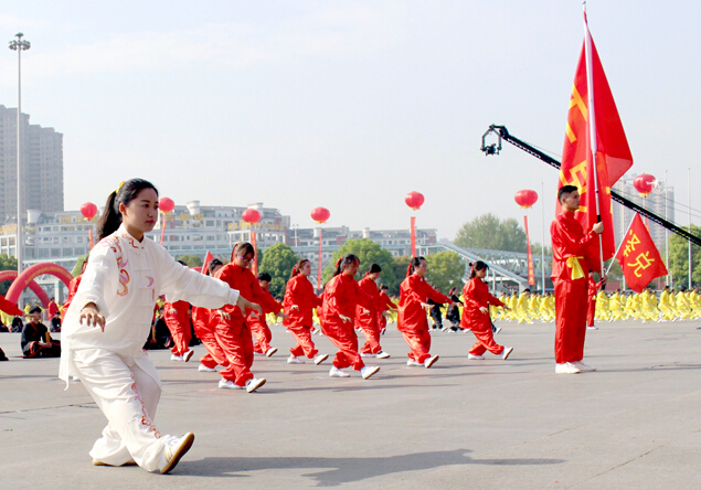 第八屆世界養(yǎng)生大會(huì)召開，學(xué)生及愛好者表演“千人五禽戲”