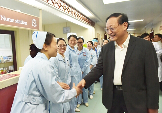 王國強調(diào)研江西省中醫(yī)院，向正在值班的護(hù)理人員致以節(jié)日的問候