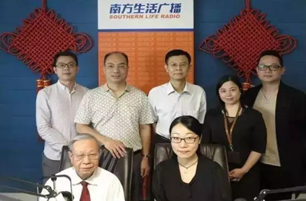 東省中醫(yī)藥局副局長李梓廉（后排中間）與國醫(yī)大師禤國維、南方生活廣播副總監(jiān)梁柱（后排左二）等人在中醫(yī)養(yǎng)生科普節(jié)目直播間