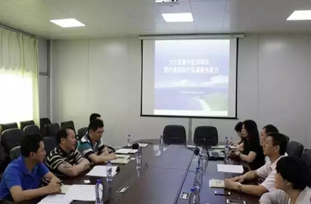 省衛(wèi)生計(jì)生委黨組成員、省中醫(yī)藥局局長徐慶鋒（左二）調(diào)研中