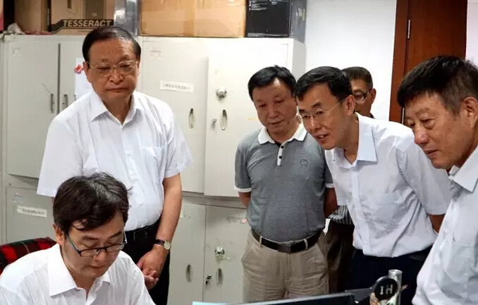 王國強(qiáng)在報(bào)社新媒體部了解新媒體建設(shè)情況。