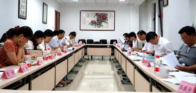 王國強(qiáng)在報(bào)社新媒體部了解新媒體建設(shè)情況。