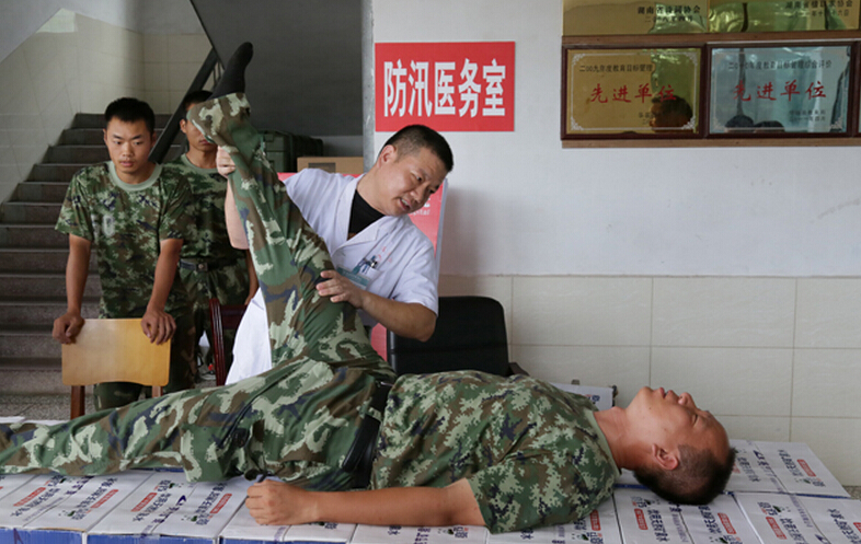 圖為醫(yī)療隊(duì)醫(yī)生在為8730部隊(duì)武警抗洪部隊(duì)官兵進(jìn)行中醫(yī)正骨治療。