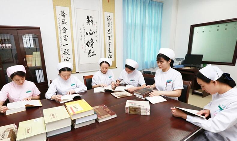 襄陽市中醫(yī)醫(yī)院青年護(hù)士自發(fā)組織開展“學(xué)經(jīng)典，讀古籍”活動(dòng)