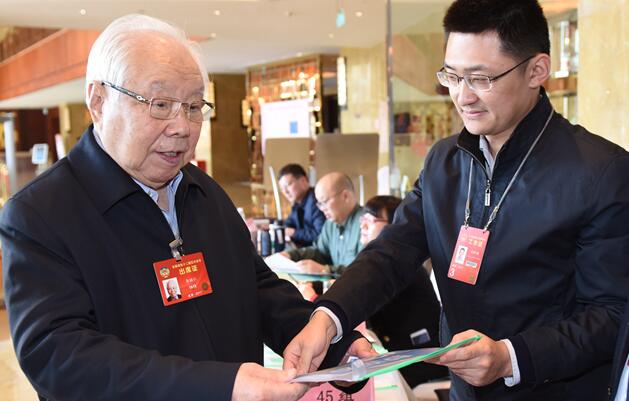 兩會(huì) | 98歲高齡的全國政協(xié)委員、國醫(yī)大師李輔仁來到醫(yī)衛(wèi)組駐地報(bào)到