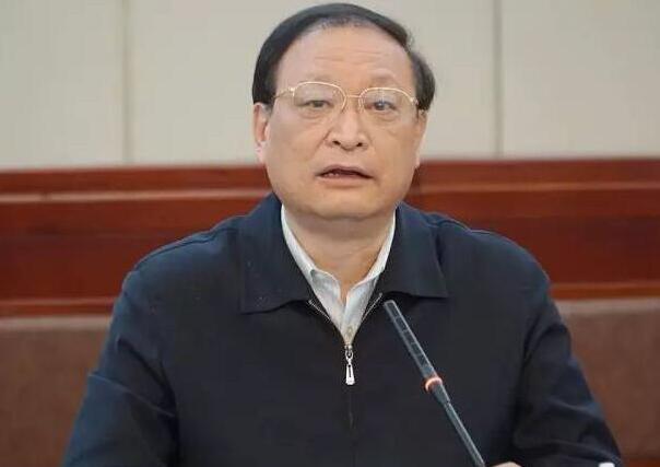  抓住配套制度出臺的時(shí)間節(jié)點(diǎn)，確保中醫(yī)診所備案管理、中醫(yī)醫(yī)術(shù)確有專長人員分類考核、經(jīng)典名方注冊、醫(yī)療機(jī)構(gòu)中藥飲片炮制及制劑備案管理、中醫(yī)養(yǎng)生保健規(guī)范等重大創(chuàng)新制度如期出臺。 《中華人民共和國中醫(yī)藥法》將于7月1日正式實(shí)施。4月27日，國家中醫(yī)藥管理局組織召開黨組理論學(xué)習(xí)中心組（擴(kuò)大）2017年第三次集體學(xué)習(xí)會議，旨在通過學(xué)習(xí)培訓(xùn)，全面準(zhǔn)確了解、把握中醫(yī)藥法精神實(shí)質(zhì)和基本內(nèi)容，推動中醫(yī)藥法的宣傳貫徹執(zhí)行。國家衛(wèi)生計(jì)生委副主任，國家中醫(yī)藥管理局黨組書記、局長王國強(qiáng)主持會議并強(qiáng)調(diào)，精準(zhǔn)把握中醫(yī)藥法的制度創(chuàng)新，抓緊抓好配套制度建設(shè)，確保中醫(yī)診所備案管理等重大創(chuàng)新制度如期出臺。 1.jpg 2.jpg 王國強(qiáng)表示，要充分認(rèn)識中醫(yī)藥法的重大意義和深刻內(nèi)涵，牢牢把握中醫(yī)藥法在推動中醫(yī)藥振興發(fā)展中的基礎(chǔ)性和全局性的作用，把實(shí)施好這部法律及配套制度作為貫徹落實(shí)依法治國基本方略，依法推動中醫(yī)藥發(fā)展、推進(jìn)健康中國建設(shè)的重要抓手，認(rèn)真學(xué)習(xí)、廣泛宣傳。 王國強(qiáng)強(qiáng)調(diào)： 全面準(zhǔn)確把握中醫(yī)藥法的精神實(shí)質(zhì)和重要內(nèi)容 一要深刻領(lǐng)會中醫(yī)藥法的立法背景、立法宗旨和基本原則，準(zhǔn)確把握中醫(yī)藥法保護(hù)、扶持和促進(jìn)中醫(yī)藥事業(yè)發(fā)展的精神實(shí)質(zhì)。 二要全面深入學(xué)習(xí)理解中醫(yī)藥法的基本內(nèi)容，熟練掌握法律條款，使中醫(yī)藥法所有規(guī)定都能得到正確理解、嚴(yán)格執(zhí)行。 三要精準(zhǔn)把握中醫(yī)藥法的創(chuàng)新制度。中醫(yī)藥法在中醫(yī)診所、中醫(yī)醫(yī)師準(zhǔn)入、中藥管理等多個(gè)方面對現(xiàn)有的管理制度進(jìn)行改革創(chuàng)新。要深刻認(rèn)識這一系列創(chuàng)新規(guī)定對中醫(yī)藥改革發(fā)展的引領(lǐng)和推動作用，積極轉(zhuǎn)變管理理念，著力推動制度創(chuàng)新，出臺配套管理措施，使法律規(guī)定切實(shí)得到貫徹落實(shí)。 王國強(qiáng)指出，把中醫(yī)藥法學(xué)習(xí)宣傳和貫徹落實(shí)好，是當(dāng)前和今后一個(gè)時(shí)期中醫(yī)藥工作的重要任務(wù)，要當(dāng)作頭等大事來抓。各部門各單位要按照局里的統(tǒng)一方案部署，圍繞7月1日這個(gè)時(shí)間節(jié)點(diǎn)，加強(qiáng)組織協(xié)調(diào)，抓住重點(diǎn)，積極整體推進(jìn)。 要廣泛深入開展學(xué)習(xí)宣傳。認(rèn)真抓好中醫(yī)藥法及配套制度的學(xué)習(xí)培訓(xùn)及宣傳普及工作，為法律的順利實(shí)施打牢思想基礎(chǔ)，營造良好氛圍。 要抓緊抓好配套制度建設(shè) 配套制度建設(shè)是推動中醫(yī)藥法有效實(shí)施的重要保障，抓好配套制度的制定是當(dāng)前工作的重中之重。 一要抓住配套制度出臺的時(shí)間節(jié)點(diǎn)，確保中醫(yī)診所備案管理、中醫(yī)醫(yī)術(shù)確有專長人員分類考核、經(jīng)典名方注冊、醫(yī)療機(jī)構(gòu)中藥飲片炮制及制劑備案管理、中醫(yī)養(yǎng)生保健規(guī)范等重大創(chuàng)新制度如期出臺。 二要抓好配套制度的起草質(zhì)量，確保配套制度的合理性、實(shí)用性和可操作性。 三要加強(qiáng)溝通協(xié)調(diào)，與相關(guān)部門在配套制度重點(diǎn)環(huán)節(jié)和關(guān)鍵問題上最大程度形成共識。 四要做好與相關(guān)法律法規(guī)的銜接，依據(jù)中醫(yī)藥法及配套制度，全面清理相關(guān)的法規(guī)、規(guī)章和規(guī)范性文件，進(jìn)行必要的立、改、廢、釋。 五要加強(qiáng)對各地中醫(yī)藥立法工作的指導(dǎo)，推動各地盡快制定或修訂地方性法規(guī)。 要認(rèn)真抓好法律的貫徹執(zhí)行。適應(yīng)依法治理、依法行政、依法興業(yè)新形勢的要求，做到有法必依、執(zhí)法必嚴(yán)、違法必究。正確研判中醫(yī)藥法及配套制度實(shí)施后中醫(yī)藥監(jiān)督工作面臨的新形勢，提前謀劃安排，積極做好應(yīng)對。 國家中醫(yī)藥管理局黨組成員、副局長馬建中、王志勇出席會議。全國人大常委會法工委行政法室副主任黃薇專題授課，講解中醫(yī)藥法的立法背景、過程、總體思路、主要內(nèi)容和執(zhí)法注意事項(xiàng)。局人事教育司、政策法規(guī)與監(jiān)督司、醫(yī)政司、科技司及中國中醫(yī)藥報(bào)社主要負(fù)責(zé)同志交流發(fā)言。