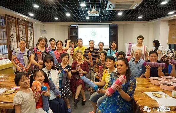 社區(qū)居民學習制作養(yǎng)心頸椎枕