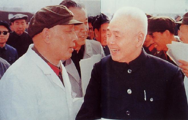 錢(qián)信忠與部隊(duì)醫(yī)務(wù)工作者在一起