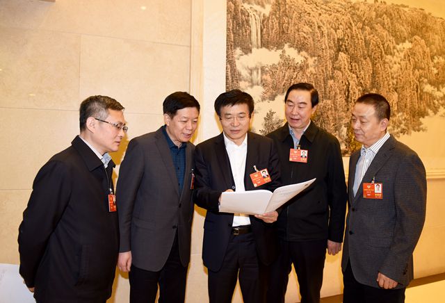 農(nóng)工民主黨界別中醫(yī)藥行業(yè)政協(xié)委員在討論政協(xié)常委會工作報(bào)告