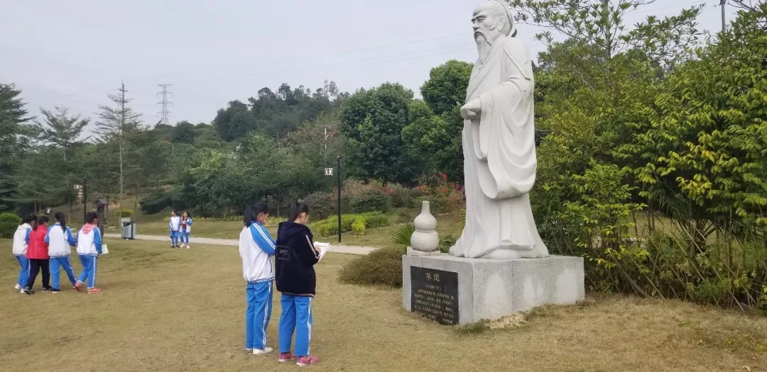 隊(duì)伍整修后，同學(xué)們開始自由參觀園區(qū)，并拿出研修手冊對(duì)感興趣的中醫(yī)藥文化知識(shí)行實(shí)踐或?qū)W習(xí)