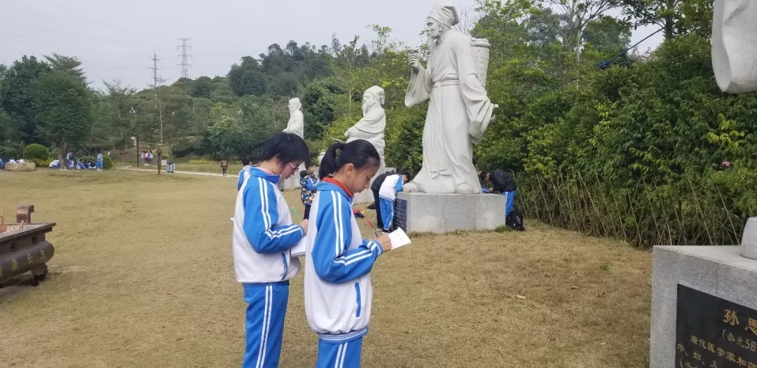隊(duì)伍整修后，同學(xué)們開始自由參觀園區(qū)，并拿出研修手冊對(duì)感興趣的中醫(yī)藥文化知識(shí)行實(shí)踐或?qū)W習(xí)