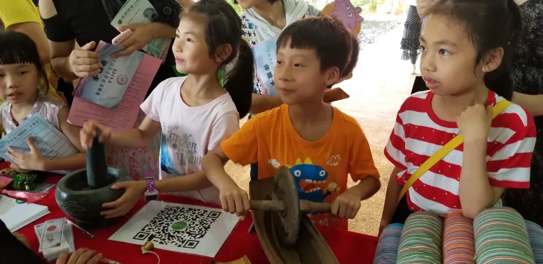 小朋友們認(rèn)識(shí)中醫(yī)用具，體驗(yàn)養(yǎng)生香囊的制作 