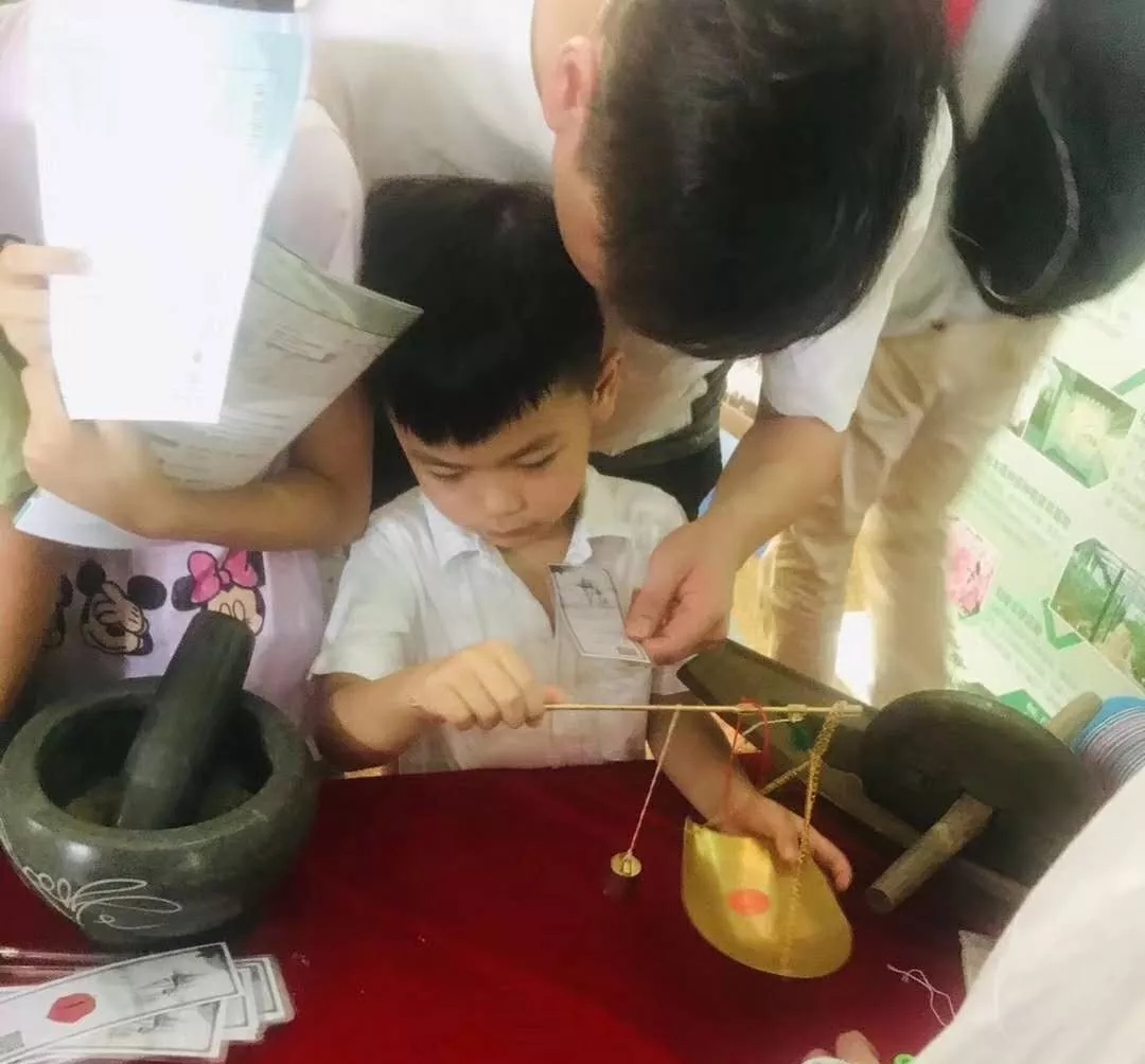 小朋友們認(rèn)識(shí)中醫(yī)用具，體驗(yàn)養(yǎng)生香囊的制作 