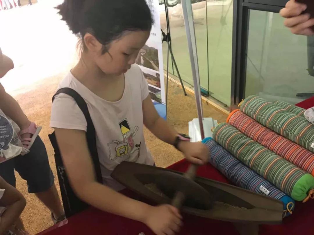 小朋友們認(rèn)識(shí)中醫(yī)用具，體驗(yàn)養(yǎng)生香囊的制作 