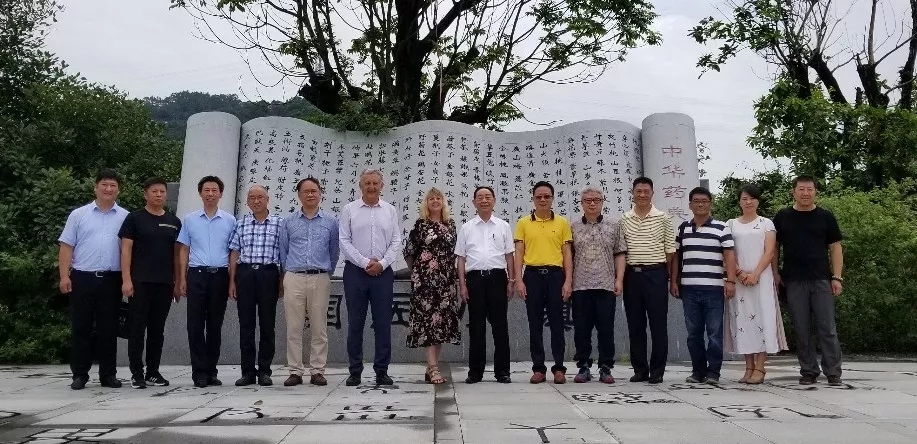（圖為活動當天唐祖宣國醫(yī)大師、李少勤董事長和嘉賓們參觀博覽園后合影）