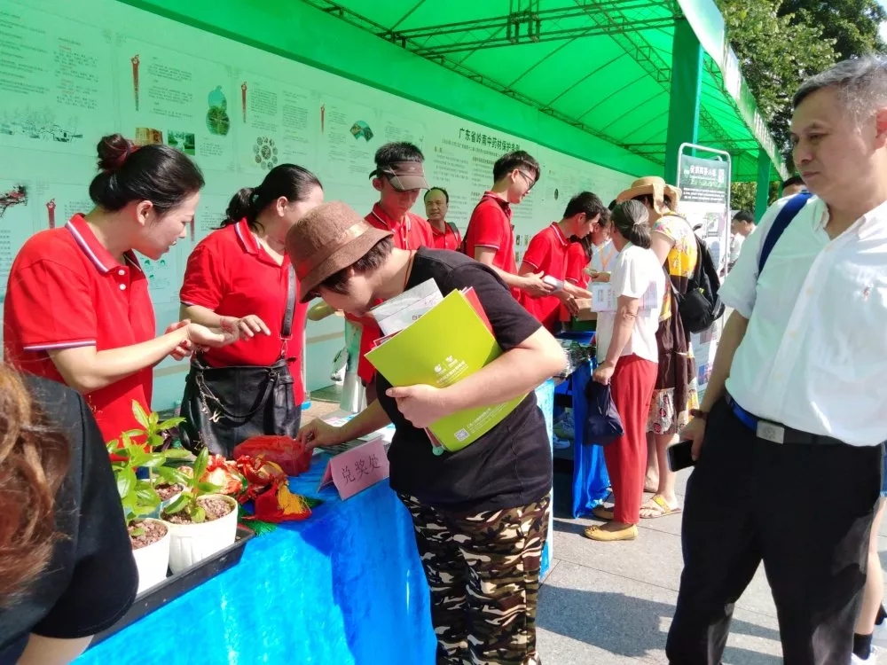 博覽園活動團隊開始布置展臺，市民上前圍觀并積極詢問