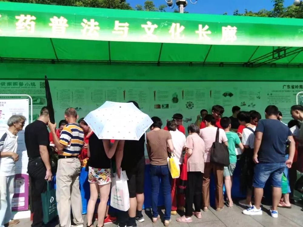 博覽園活動團隊開始布置展臺，市民上前圍觀并積極詢問