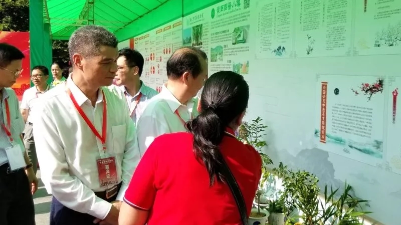 廣東省衛(wèi)生計生委副主任、廣東省中醫(yī)藥局局長徐慶鋒等領(lǐng)導(dǎo)參觀各展區(qū)
