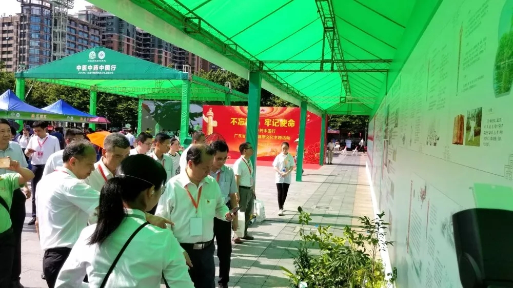 廣東省衛(wèi)生計生委副主任、廣東省中醫(yī)藥局局長徐慶鋒等領(lǐng)導(dǎo)參觀各展區(qū)