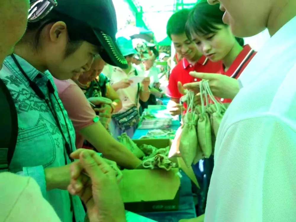 面對各種中醫(yī)藥知識提問，市民踴躍作答