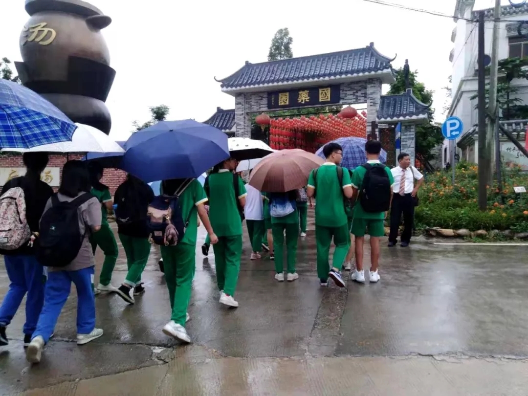 上午8:10，六中師生們陸續(xù)到達