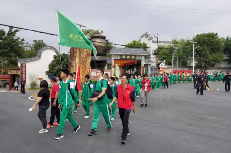 流溪中學(xué)高一年級組到嶺南中醫(yī)藥文化博覽園開展徒步研學(xué)活動(dòng)
