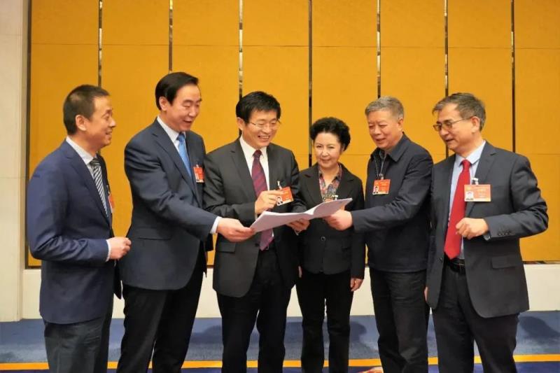 于文明(左三)等部分中醫(yī)藥界委員熱議政府工作報告。朱夜明攝