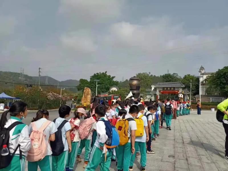 上午9:30，學(xué)生陸續(xù)到達(dá)