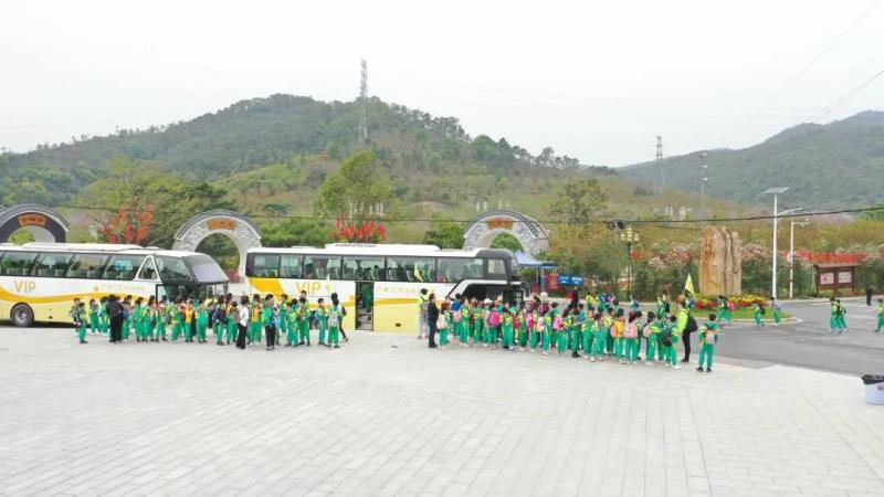 上午10:00，學(xué)生陸續(xù)到達(dá)