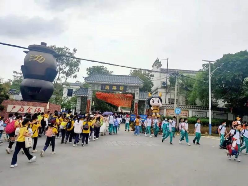 學(xué)生陸續(xù)到達