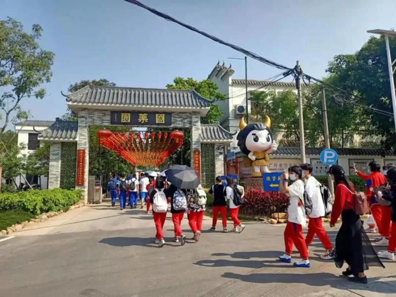上午9:30，學(xué)生陸續(xù)到達(dá)